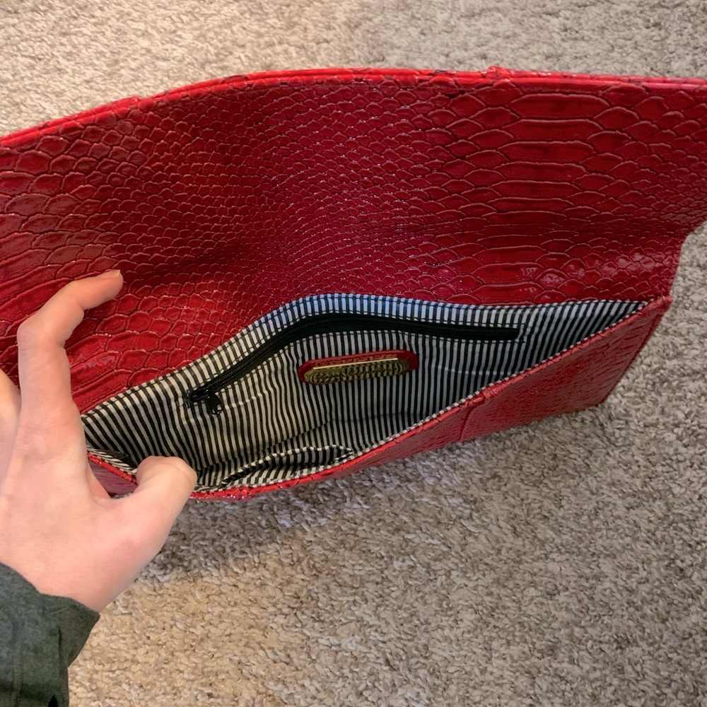 Red clutch - Picture 2 of 3